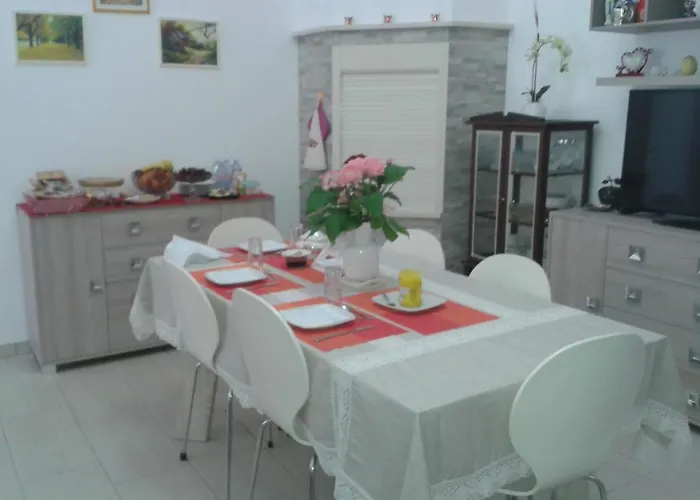 Angeli לינה וארוחת בוקר 3*