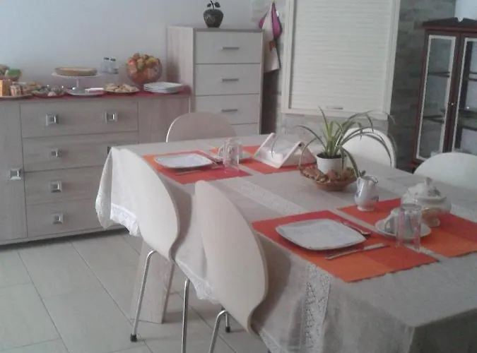 Angeli לינה וארוחת בוקר 3*